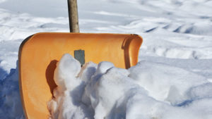 Саратовская чиновница предложила снег и лед убирать руками учителей