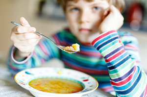 Почти во всех школах Сахалина детей кормят с нарушением санитарных норм