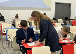 Больше 80 учителей в Подмосковье получили по 150 тысяч рублей за подготовку стобалльников